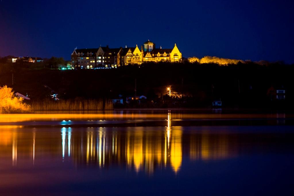 Montauk Manor Otel Dış mekan fotoğraf The Ocean House at night