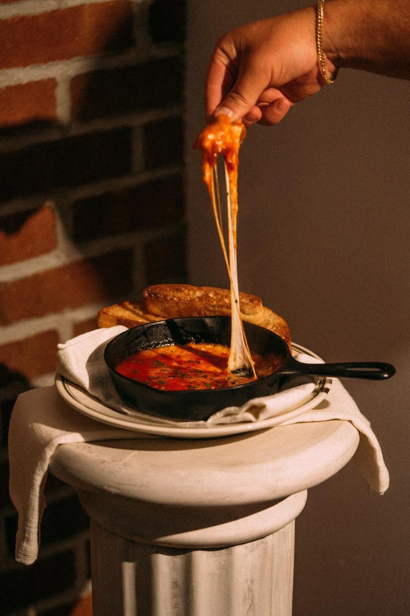 Montauk Manor Otel Dış mekan fotoğraf A cast iron skillet with a handle