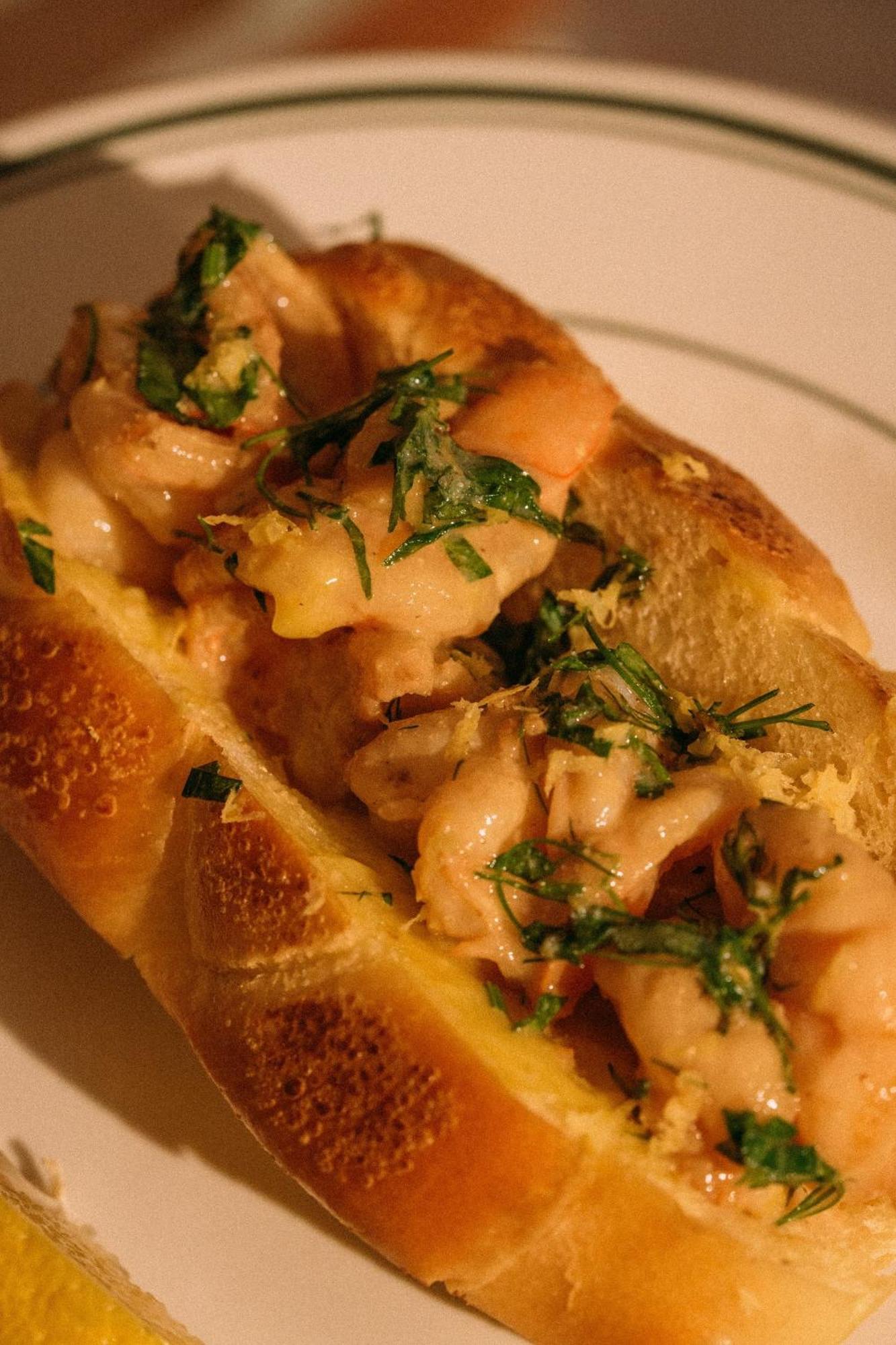 Montauk Manor Otel Dış mekan fotoğraf A scallop roll