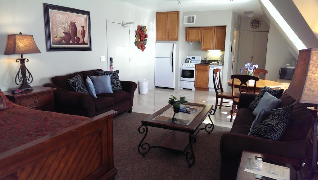 Montauk Manor Otel Oda fotoğraf A living room in a typical apartment at the complex