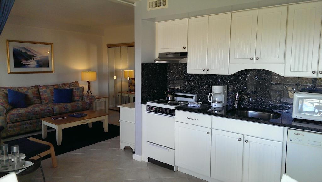 Montauk Manor Otel Oda fotoğraf A typical kitchen in a hotel