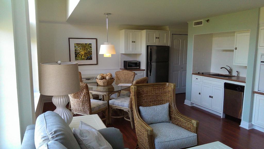 Montauk Manor Otel Oda fotoğraf A typical interior of a condo at the Ocean Club