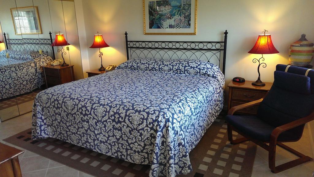 Montauk Manor Otel Oda fotoğraf A bed with a bedsheet