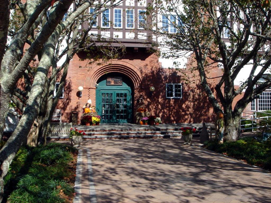 Montauk Manor Otel Dış mekan fotoğraf The entrance to the school