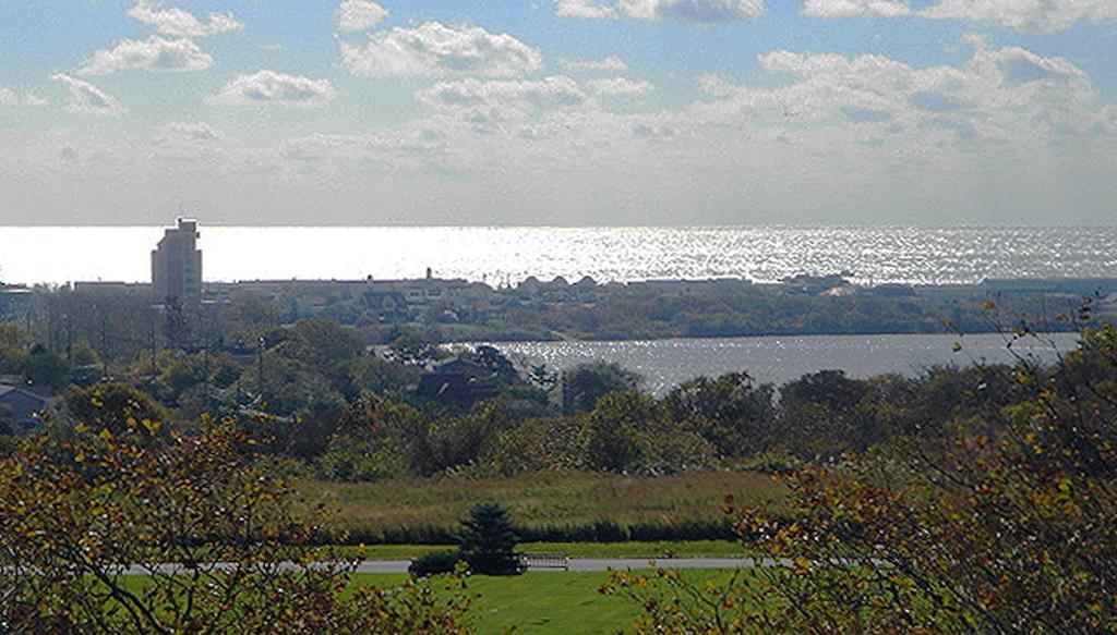 Montauk Manor Otel Dış mekan fotoğraf View of the Atlantic Ocean from the park