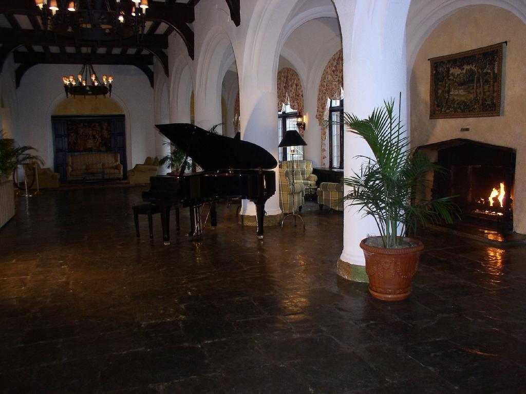 Montauk Manor Otel Dış mekan fotoğraf The lobby of the Hotel del Monte