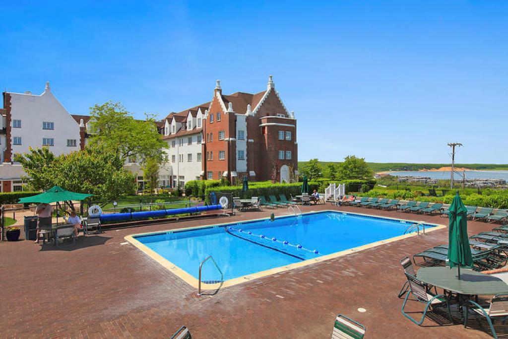 Montauk Manor Otel Dış mekan fotoğraf The swimming pool at the hotel