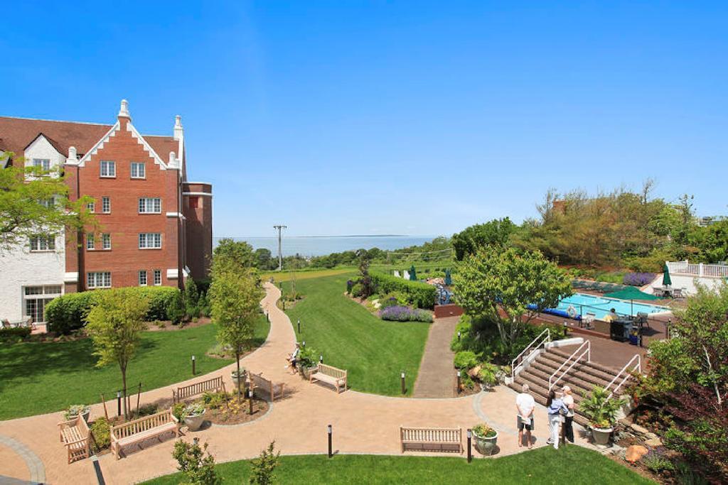 Montauk Manor Otel Oda fotoğraf The Village Green