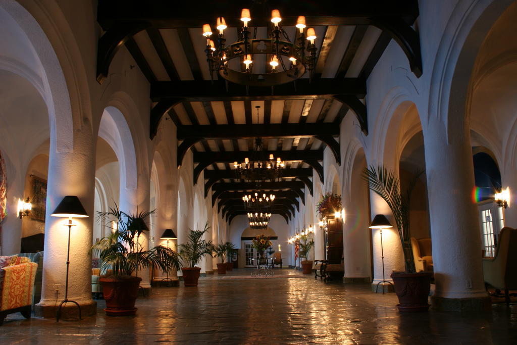 Montauk Manor Otel Dış mekan fotoğraf The interior of the Victoria Falls Hotel