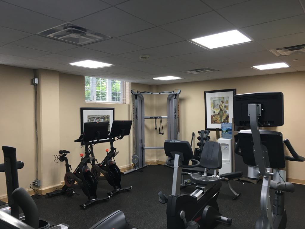 Montauk Manor Otel Dış mekan fotoğraf The gym at the school