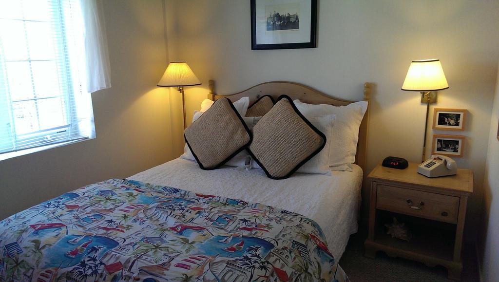 Montauk Manor Otel Dış mekan fotoğraf A bedroom at the Inn at the Opera